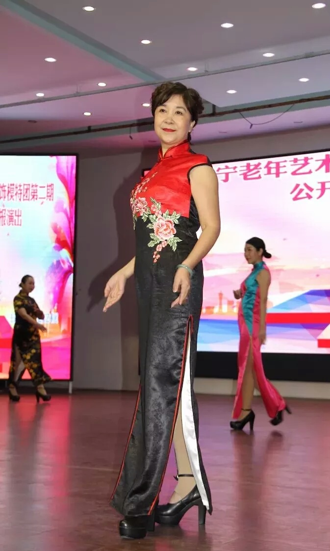 辽宁老年服饰艺术模特团第二期公开课汇报演出纪实
